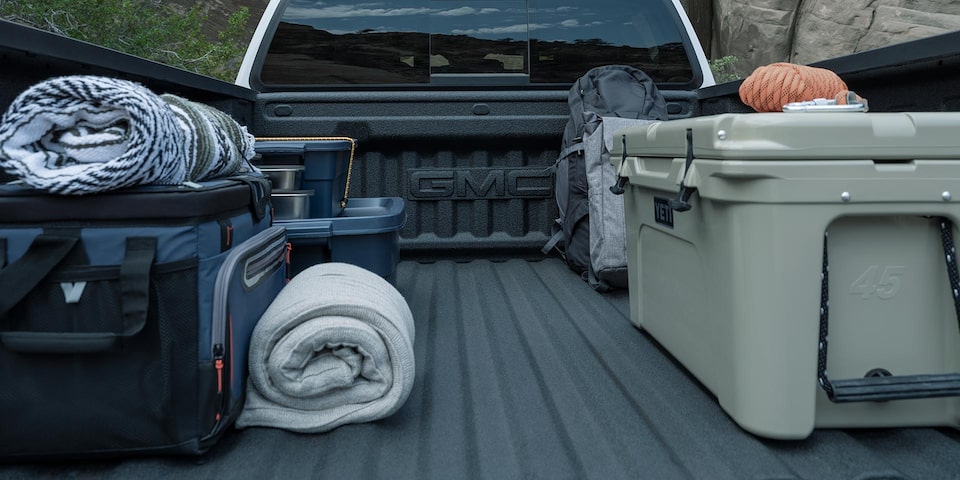 La caisse du GMC Canyon 2025 pleine de matériel de camping.