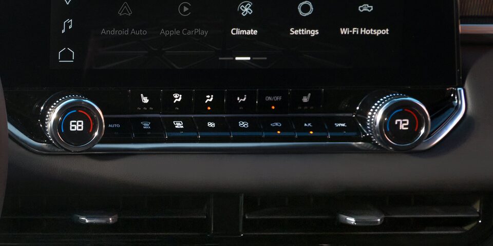 Vue rapprochée des commandes automatiques de la température du GMC Canyon Élévation 2025.