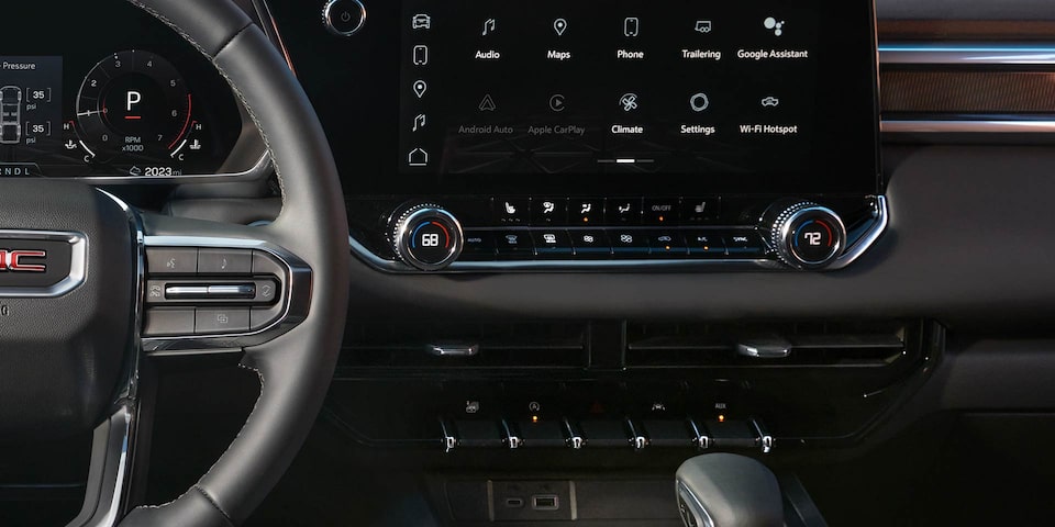 Vue rapprochée de l’écran du système d’infodivertissement du GMC Canyon Élévation 2025.