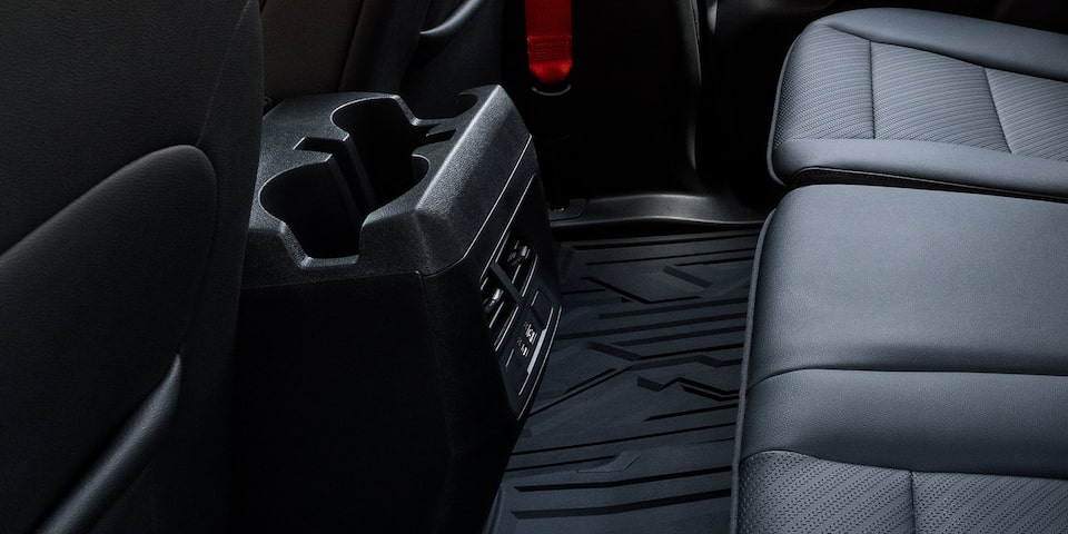 Vue rapprochée de la bouche du système CVC dans la console arrière du GMC Canyon Élévation 2025.