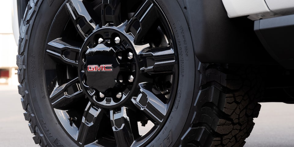 Vue rapprochée des roues du camion GMC Sierra HD AT4 2025.