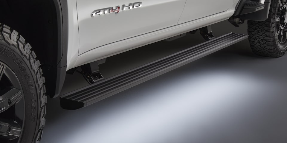 Vue rapprochée du marchepied du camion GMC Sierra HD AT4 2025.