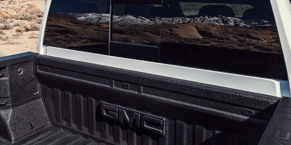 Vue rapprochée de la caisse du camion GMC Sierra HD AT4 2025.
