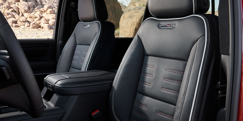 Vue rapprochée des sièges avant du camion GMC Sierra HD AT4 2025.
