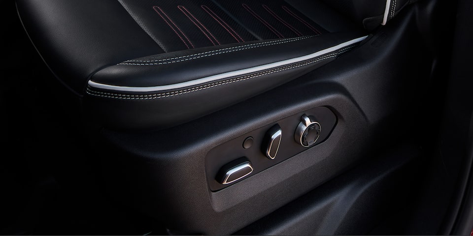 Vue rapprochée des commandes des sièges du camion GMC Sierra HD AT4 2025.