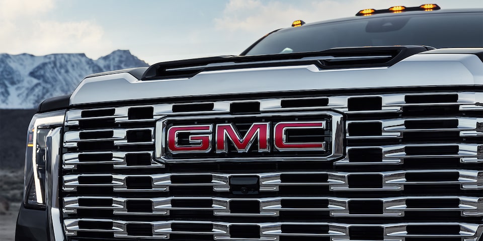 Vue rapprochée de la calandre chromée du camion GMC Sierra HD 2025.