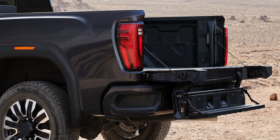 Camion GMC Sierra HD 2025 avec son hayon ouvert.