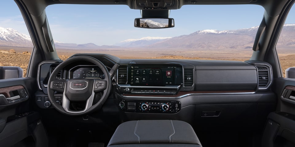 Vue élargie de l’habitacle côté conducteur du camion GMC Sierra HD 2025.