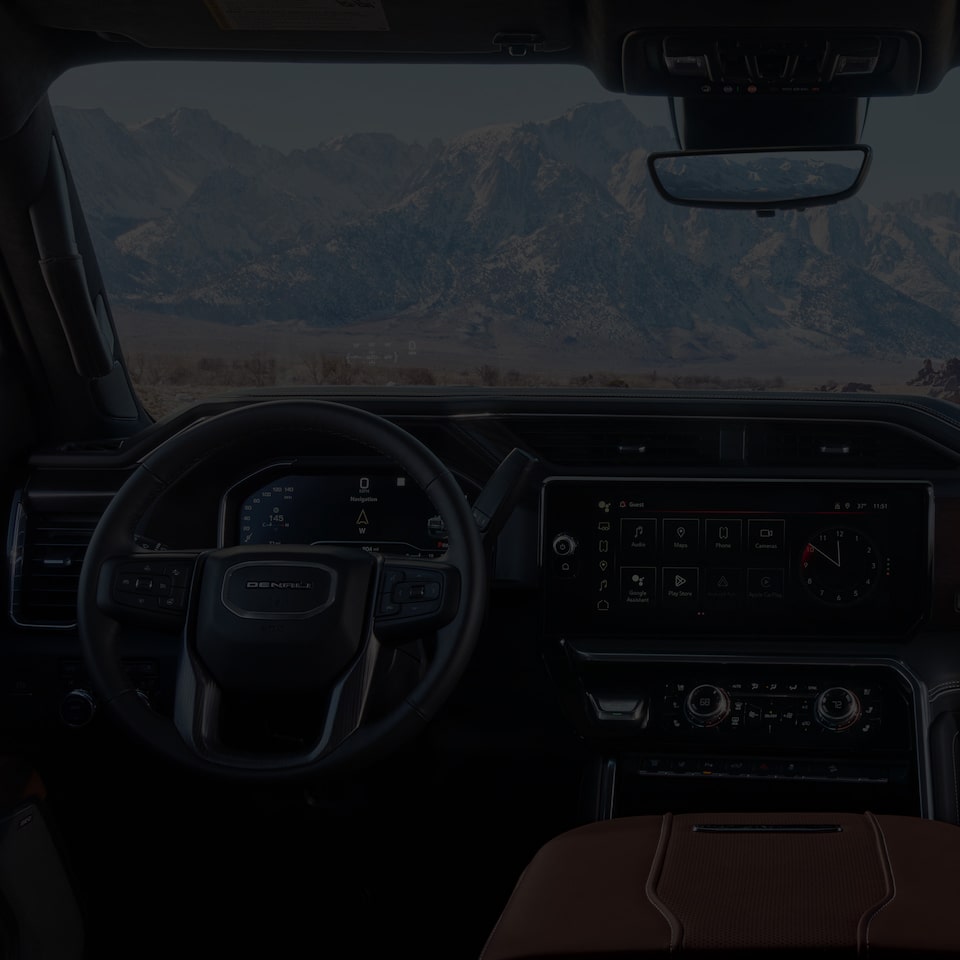Le volant, le système d’infodivertissement et le tableau de bord du camion GMC Sierra HD 2025 vus par le conducteur.
