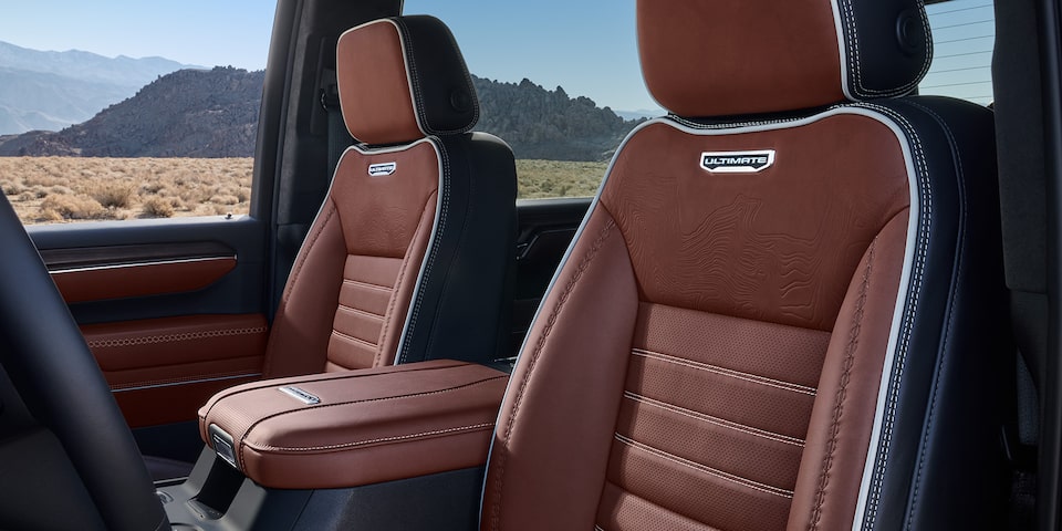 Vue latérale de l’habitacle côté conducteur confortable du camion GMC Sierra HD 2025.