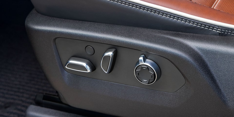 Vue rapprochée du mécanisme de réglage des sièges du camion GMC Sierra HD 2025.