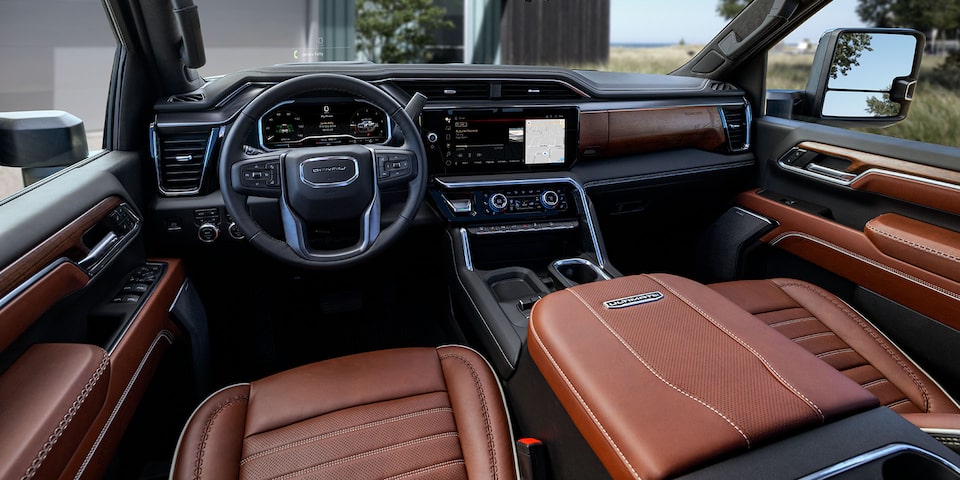 Vue élargie de l’habitacle côté conducteur confortable du camion GMC Sierra HD 2025.
