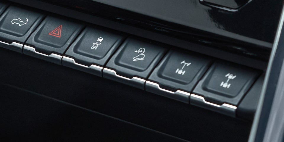 Vue rapprochée de la commande de descente du GMC Sierra 1500.