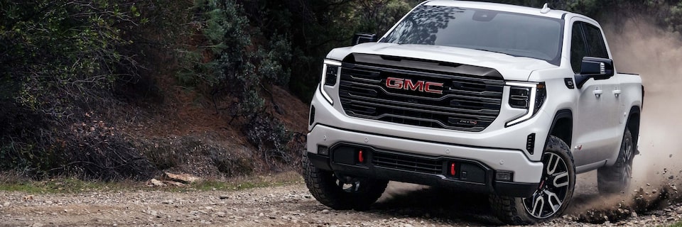 Pick-up GMC Sierra 1500 AT4 en conduite hors route.