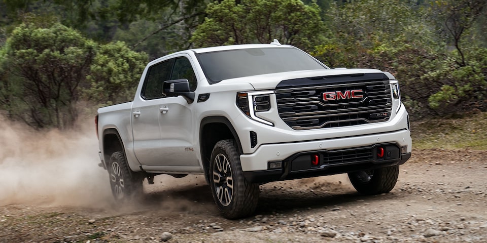 Un GMC Sierra 1500 AT4 blanc en conduite hors route.