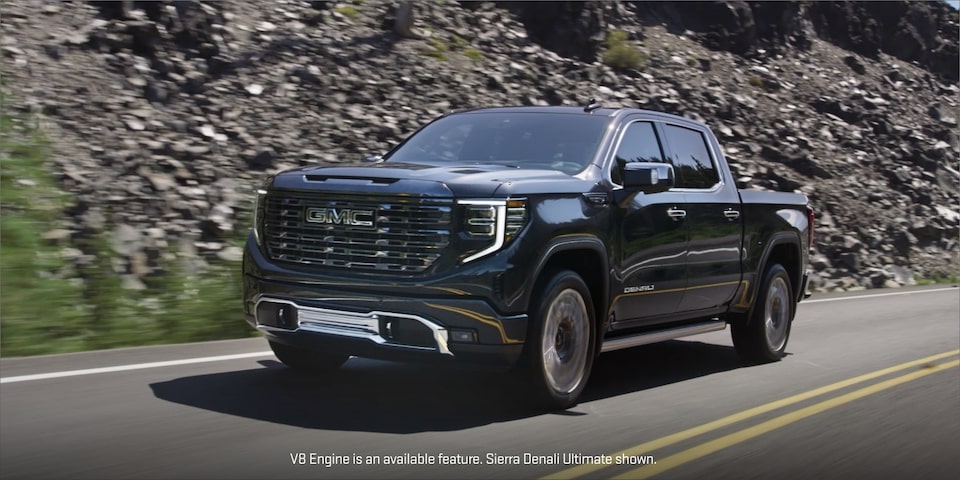 Vue latérale avant du pick-up GMC Sierra 1500.