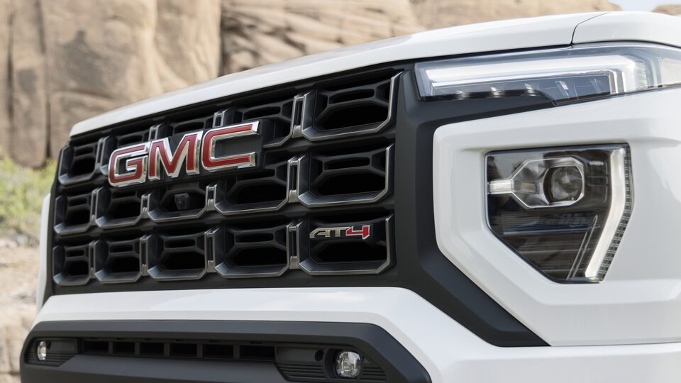 Calandre du GMC Canyon AT4 2023.