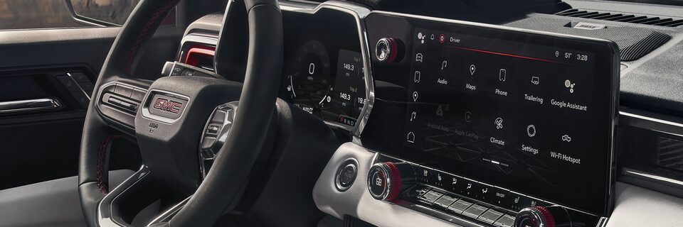 L’habitacle côté conducteur du GMC Canyon AT4 2023 avec le volant et le système d’infodivertissement.