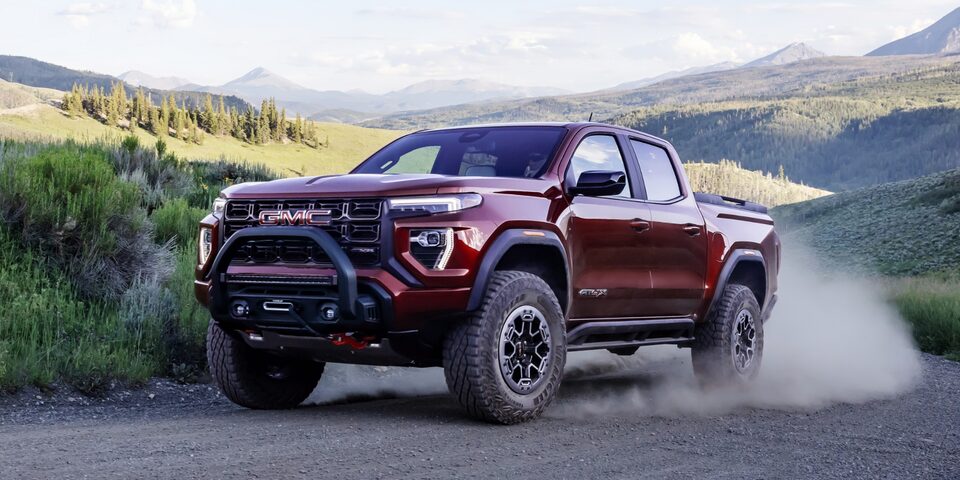 Vue latérale avant du GMC Canyon AT4X 2023.