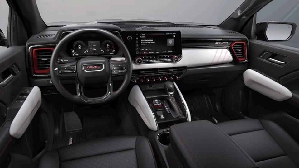 Intérieur avant du GMC Canyon 2023 en Obsidian Rush.