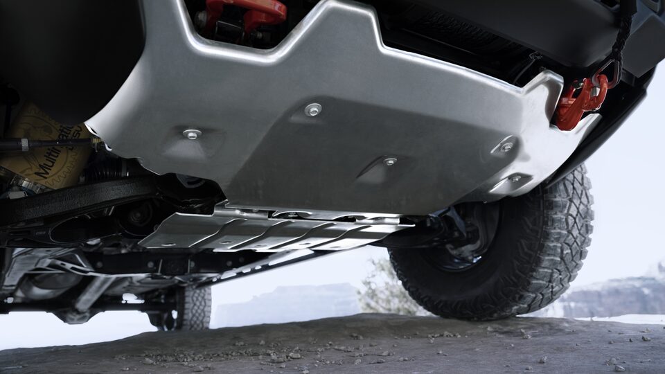 Le GMC Canyon AT4 2023 avec plaques de protection.