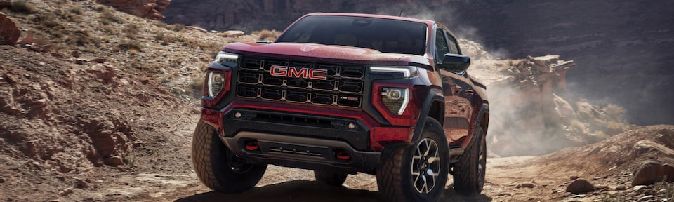 GMC Canyon AT4 2022 sur la route.