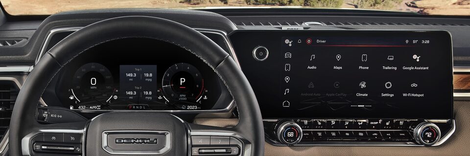 Volant et système d’infodivertissement du GMC Canyon Denali 2023.