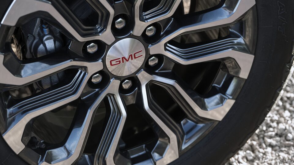 Pneus du GMC Canyon Denali 2023.
