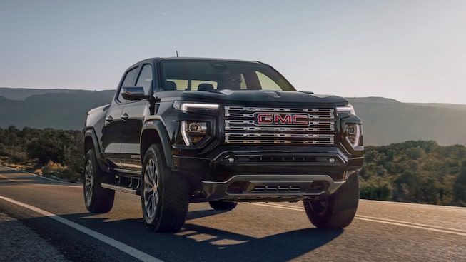 GMC Canyon Denali 2023 sur la route.