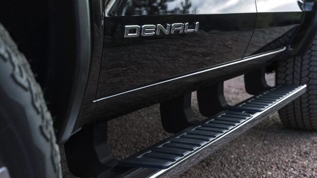 Marchepied latéral du GMC Canyon Denali 2023.