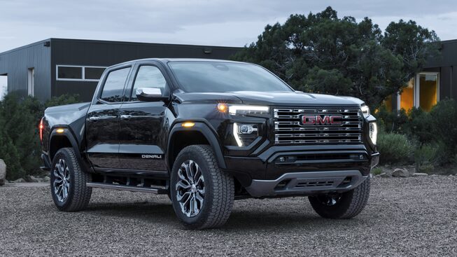 GMC Canyon Denali 2023 stationné à l’extérieur.