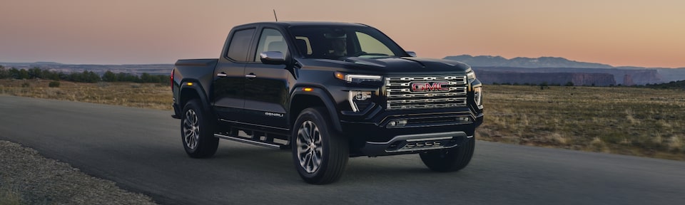 GMC Canyon Denali 2023 avec le coucher de soleil dans une vue panoramique.