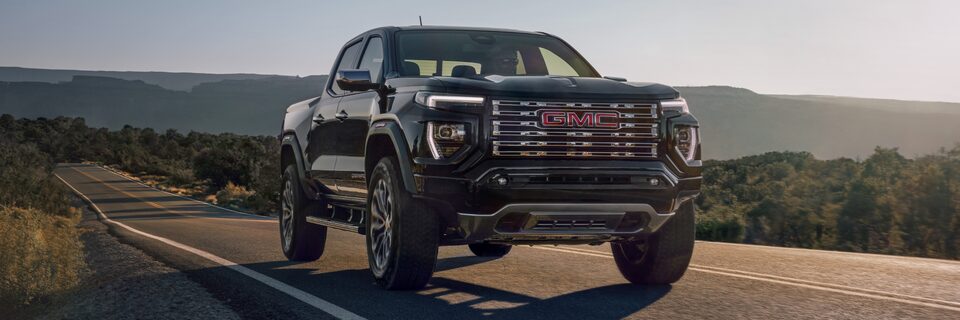 GMC Canyon Denali 2023 sur la route.