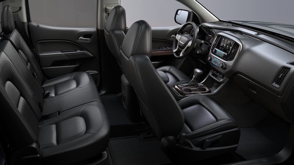 Vue latérale de l'intérieur avant du GMC Canyon 2022 avec sièges garnis de cuir noir jais.