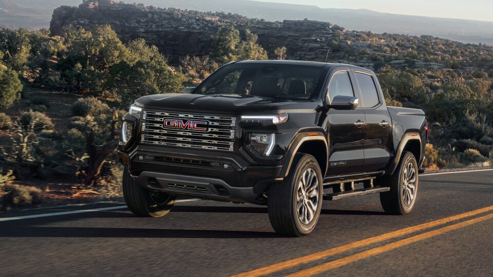 Vue latérale avant du GMC Canyon Denali 2023 sur la route.