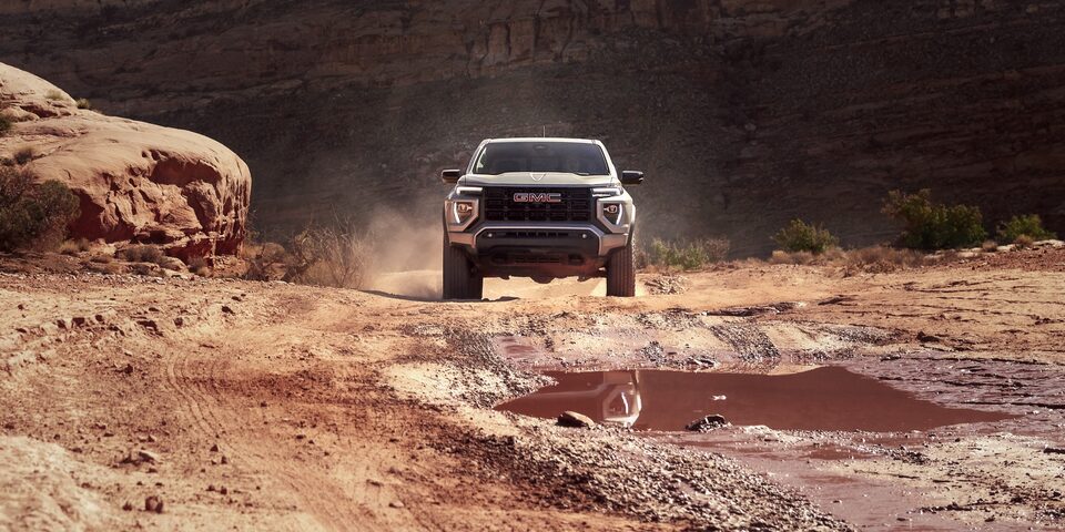Vue avant du GMC Canyon Élévation 2023 sur un terrain accidenté.