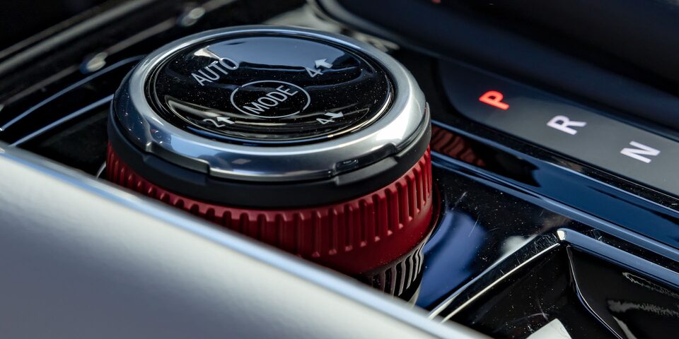 Centre console of the 2024 Canyon Denali featuring Selectable Drive Modes.