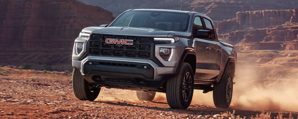 GMC Canyon Élévation 2024 en mouvement sur un terrain accidenté.