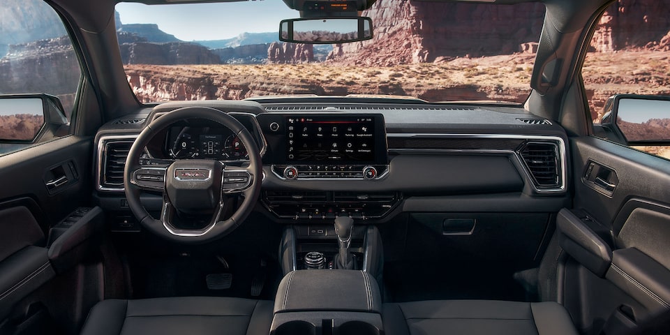 Habitacle côté conducteur du GMC Canyon Élévation 2024 avec le volant et le tableau de bord.