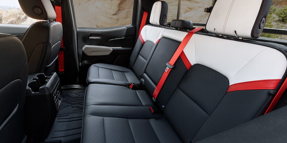 Sièges arrière en Obsidian Rush du GMC Canyon 2024.