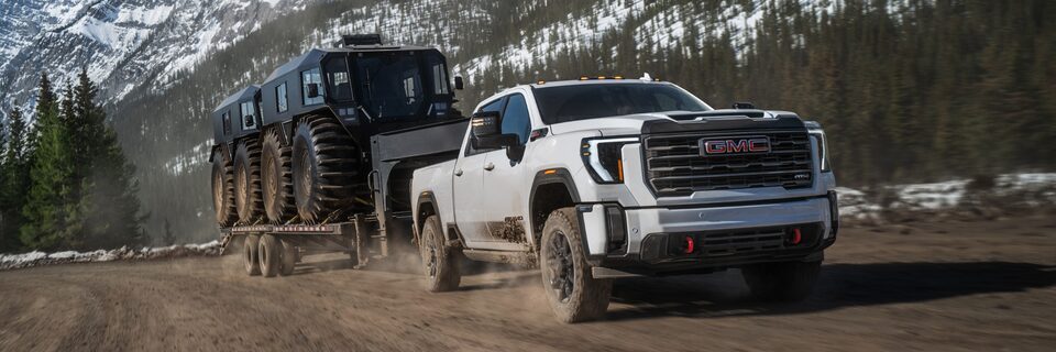 Vue latérale arrière du GMC Sierra HD AT4 2024.