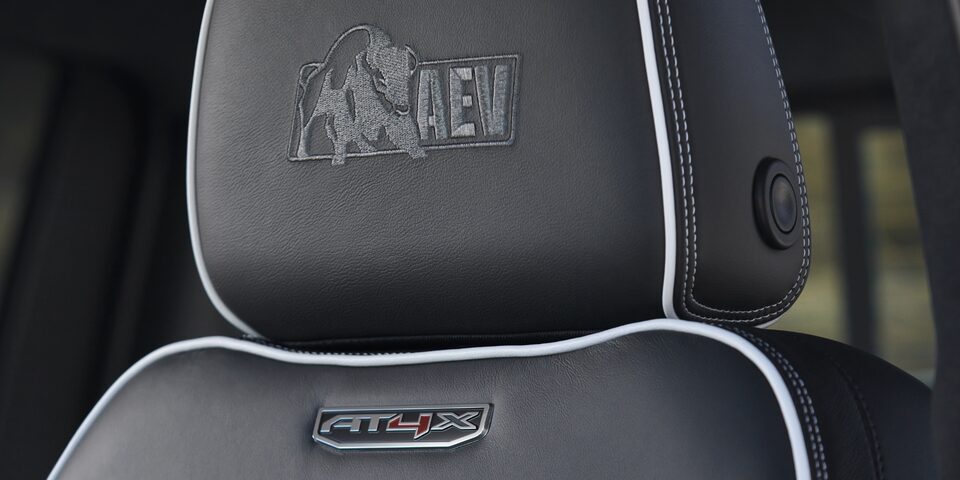Logo brodé sur les appuie-tête avant du GMC Sierra HD AT4X 2024 édition AEV.