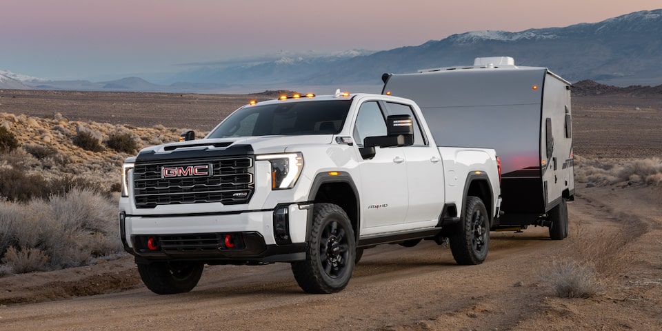 Le GMC Sierra HD AT4 2024 en remorquage hors route.