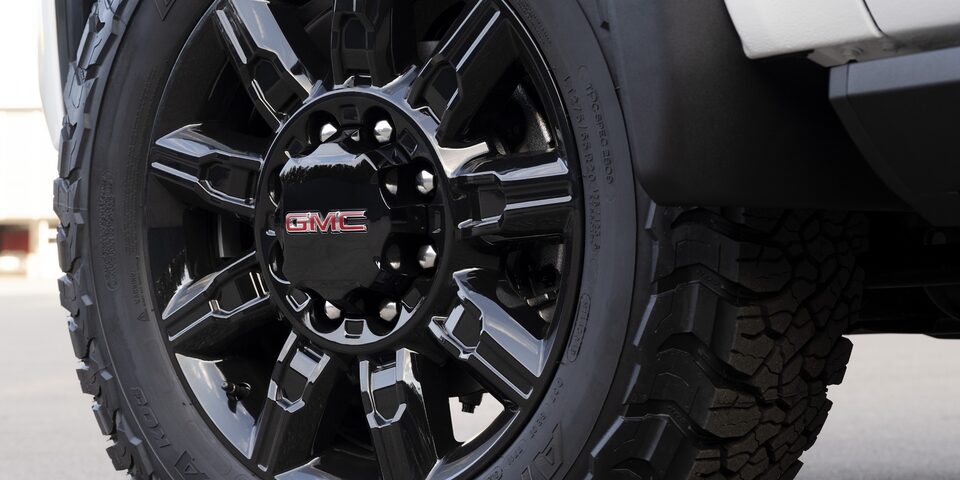 Roues en aluminium au fini noir lustré du GMC Sierra HD AT4 2024.