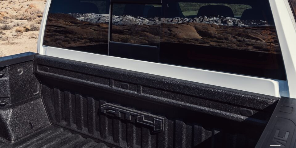 Doublure de caisse vaporisée avec logo du GMC Sierra HD AT4 2024.