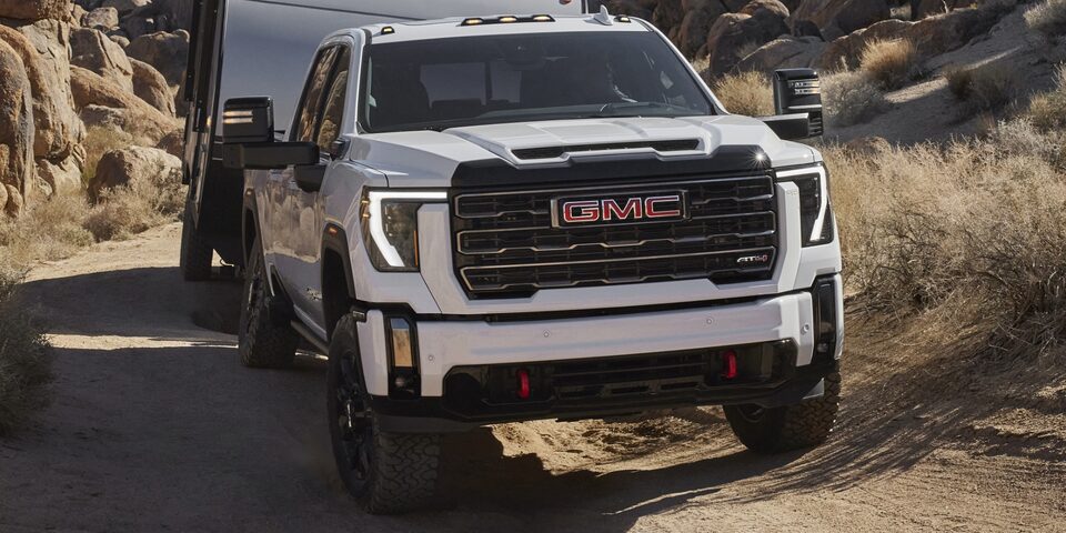 Nouveaux phares de type projecteur à DEL et éclairage distinctif du GMC Sierra HD AT4 2024.