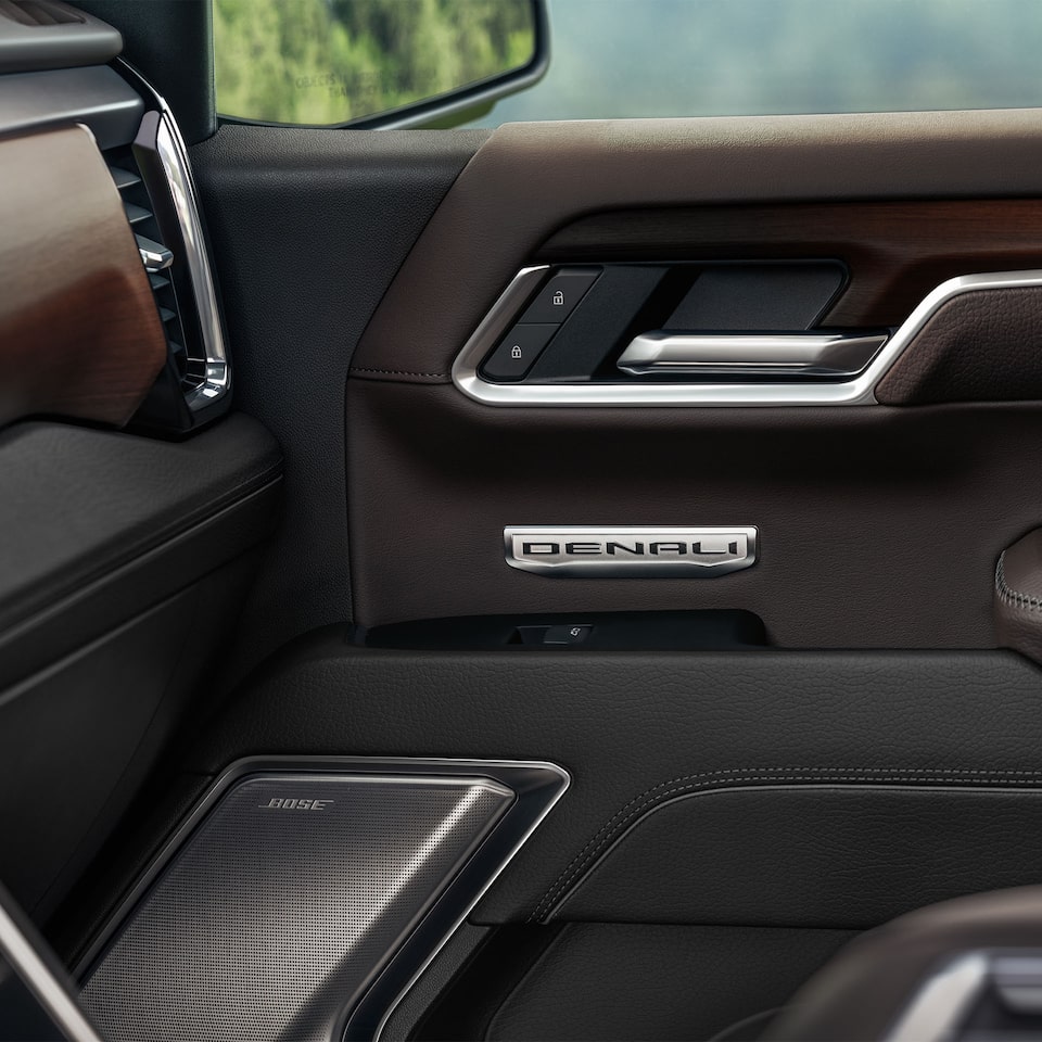 L’habitacle haut de gamme du GMC Sierra 1500 Denali 2024.