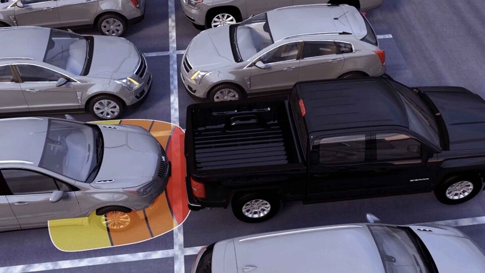 La fourgonnette utilitaire GMC Savana 2022 assistance au stationnement arrière.