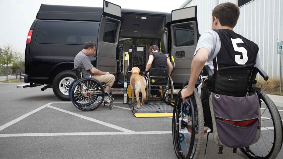 Siège adapté aux fauteuils roulants de la fourgonnette GMC Savana 2022.
