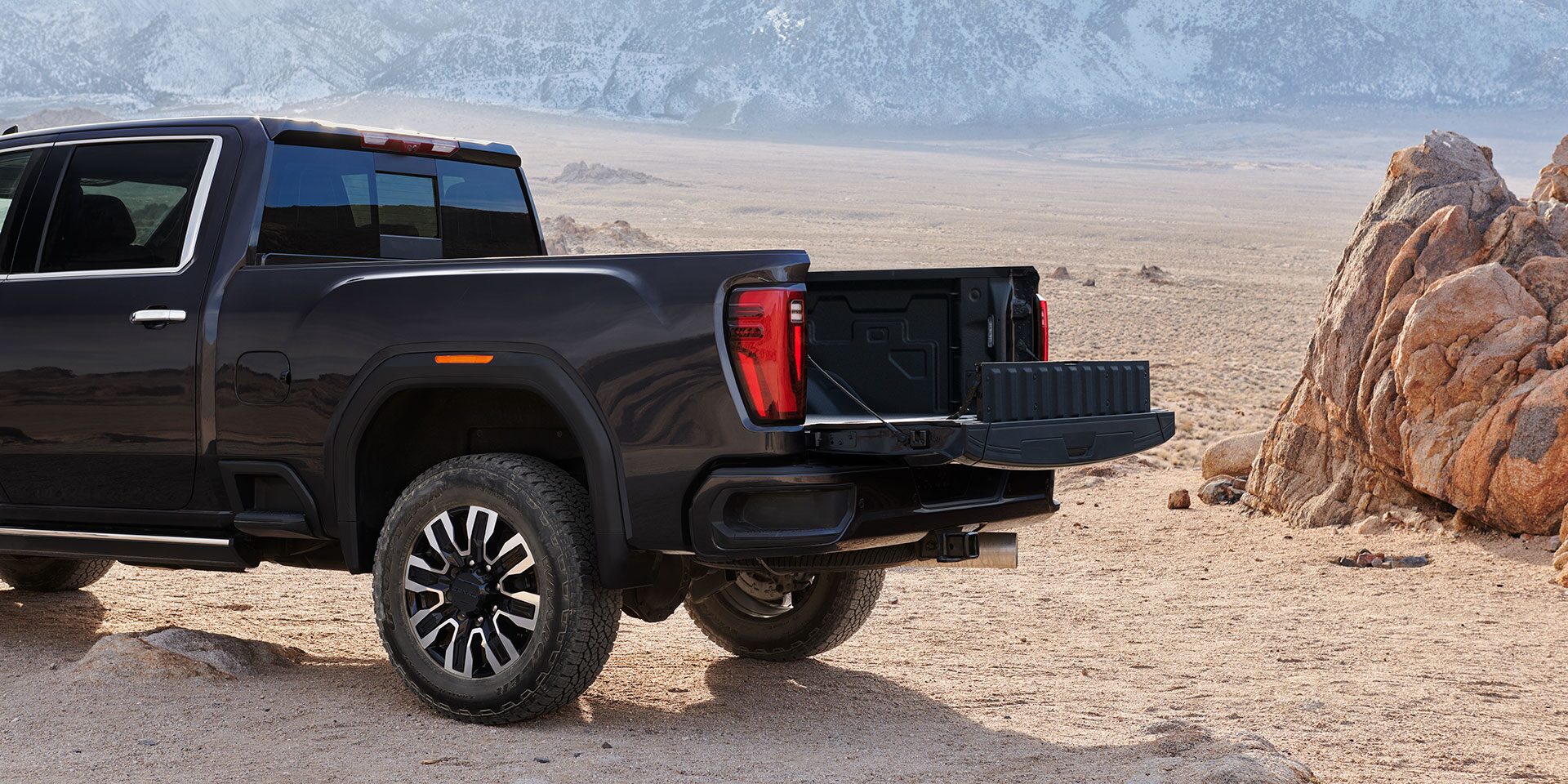 gmc-streamlined-denali-2500-multipro-tailgate-1920x960-25PGSRHD00161.jpg